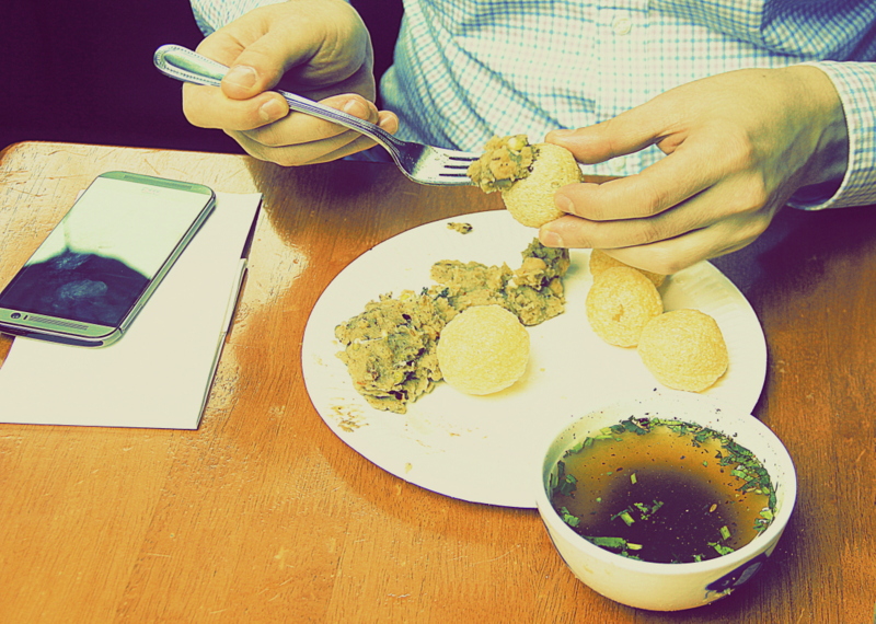 How to eat a phuchka